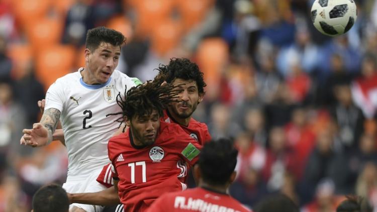 Le défenseur uruguayen José Gimenez (g) marque le but de la victoire de la tête contre l'Egypte, le 15 juin 2018 à Ekaterinbourg   [JORGE GUERRERO / AFP]