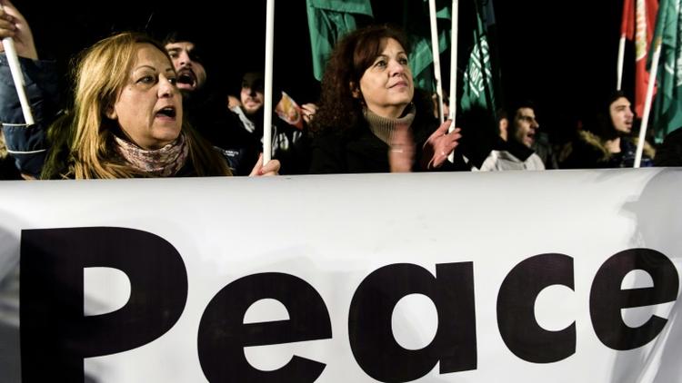 Des Chypriotes grecs et turcs participent à un rassemblement pour la paix et la réunification de l'île, le 10 janvier 2017 à Nicosie [Iakovos Hatzistavrou / AFP]