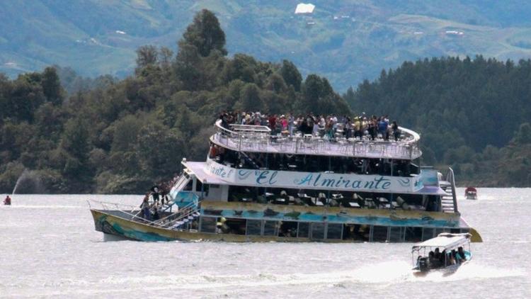 Le bateau l'Almirante chavire avec 170 passagers à bord le 25 juin à Guatape (Colombie)  [Juan QUIROZ / AFP]