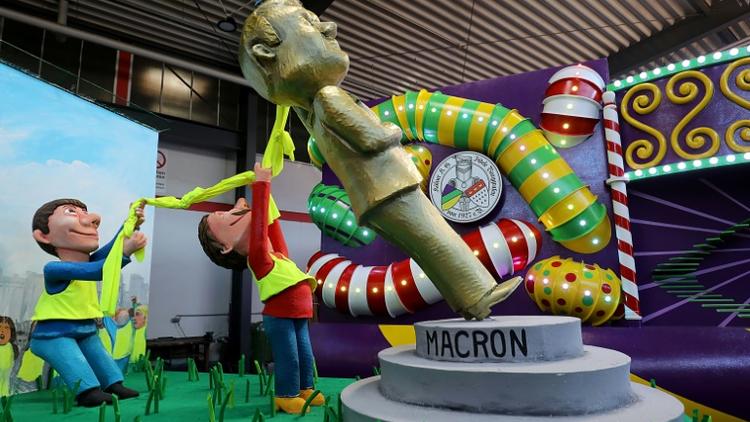 Photo prise le 26 février 2019 pendant le carnaval de Cologne, en Allemagne, montrant une statue à l'effigie du président français Emmanuel Macron déboulonnée par des «gilets jaunes».