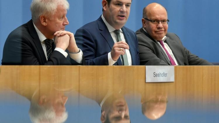 De G à D, les ministres allemands de l'Intérieur Horst Seehofer, du Travail Hubertus Heil et de l'Economie Peter Altmaier présentent à la presse un projet de loi sur l'immigration, à Berlin le 19 décembre 2018  [John MACDOUGALL / AFP]