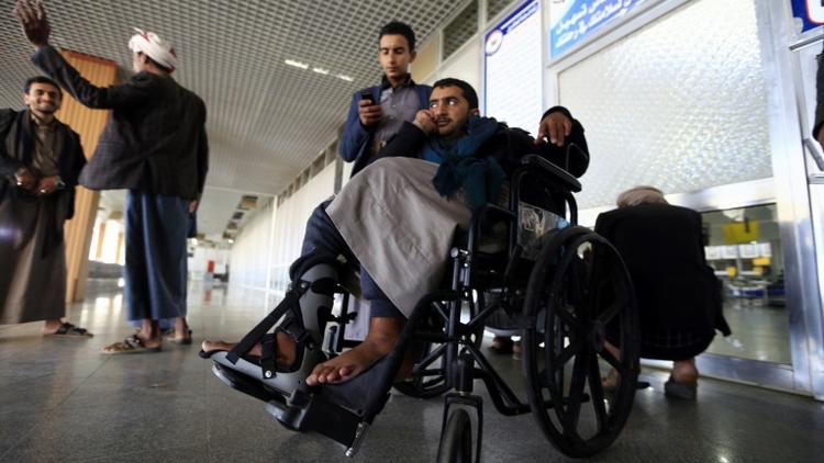 Des rebelles Houthis blessés attendent à l'aéroport de Sanaa (Yémen) d'être évacués vers Oman, le 3 décembre 2018 [Mohammed HUWAIS / AFP]