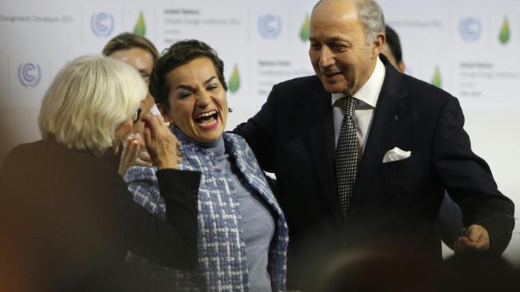 Laurence Tubiana (g), Christiana Figueres et Laurent Fabius célèbrent l'adoption de l'accord sur le climat, au Bourget, le 12 décembre 2015 [FRANCOIS GUILLOT / AFP]