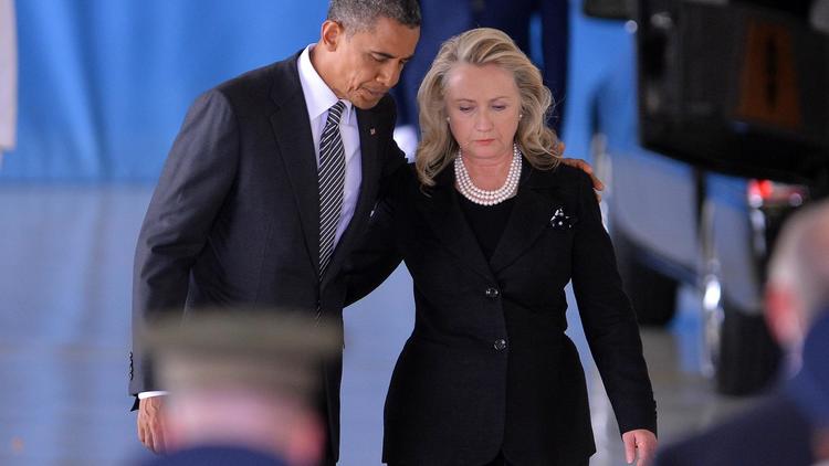 Le président américain Barack Obama et sa secrétaire d'Etat Hillary Clinton le 14 septembre 2012 sur la base de l'armée de l'air Andrews dans le Maryland, lors d'une cérémonie pour quatre soldats américains morts à Benghazi, en Libye  [Jewel Samad / AFP/Archives]