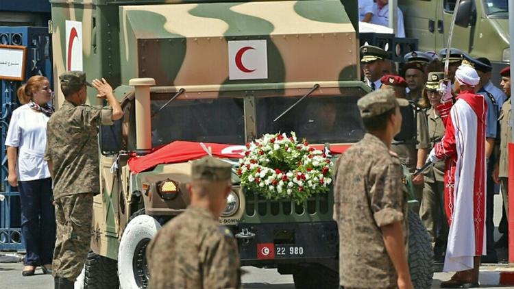 L'ambulance transportant le corps du président tunisien Béji Caïd Essebsi quitte l'hôpital militaire de Tunis le 26 juillet 2019 [ANIS MILI / AFP]