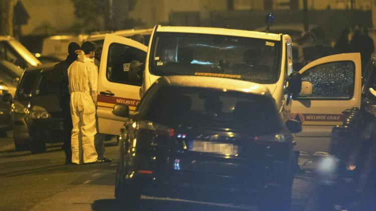 Des policiers autour du lieu de l'arrestation d'un suspect préparant un attentat en France le 25 mars 2016 à Argenteuil [GEOFFROY VAN DER HASSELT / AFP/Archives]