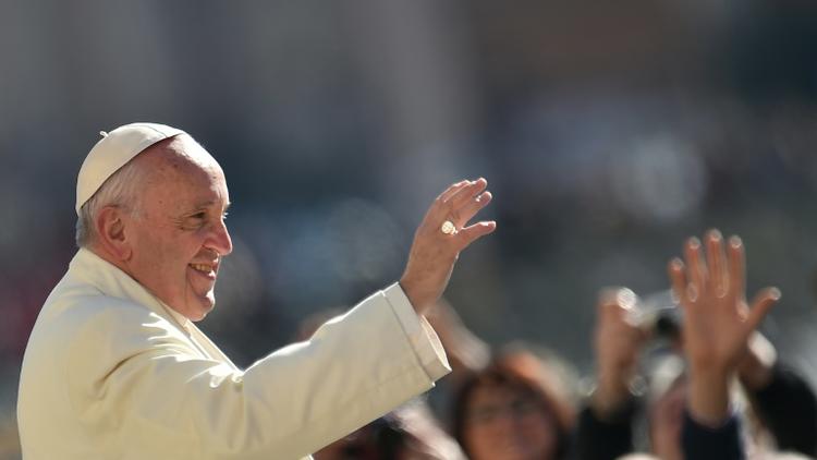 Le pape François salue la foule le 2 mars 2016 au Vatican, à Rome [VINCENZO PINTO / AFP]