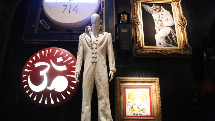 Un ensemble d'objets ayant appartenu à Elvis Presley sont exposés dans le cadre d'une vente aux enchères au Hard Rock Cafe de Times square à New York, le 13 mai 2014 [Rob Kim / Getty Images/AFP/Archives]