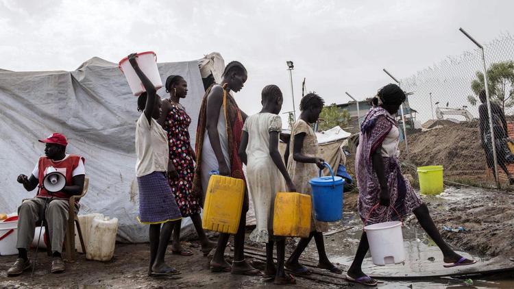 Distribution d'eau par la Croix-Rouge, le 24 février 2014 à Juba [Fabio Bucciarelli / AFP/Archives]