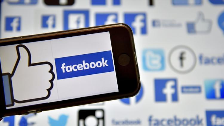Facebook a annoncé mercredi avoir mis à jour son algorithme pour limiter le nombre de renvois par ses utilisateurs vers des sites internet "trompeurs" et "de faible qualité", afin de lutter contre les spams et la désinformation.  [LOIC VENANCE / AFP/Archives]