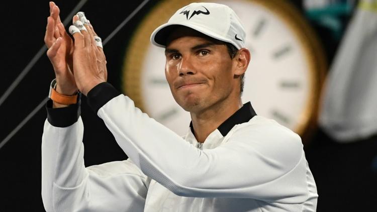 Rafael Nadal applaudit les spectateurs après sa victoire face au Canadien Milos Raonic en quarts de finale de l'Open d'Australie, le 25 janvier 2017 à Melbourne [SAEED KHAN / AFP]