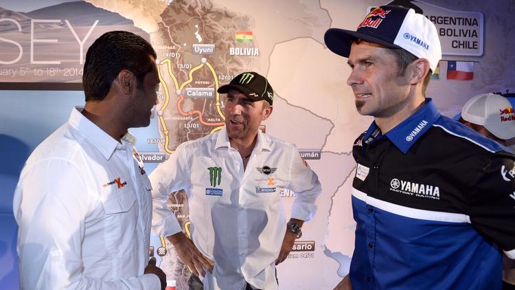 Vainqueur de la première étape du Dakar 2015 au volant d'une Mini,  le Qatari Nasser Al-Attiyah (à gauche) doit faire face à la concurrence des Peugeot de Stéphane Péterhansel (au centre) et Cyril Desprès (à droite).