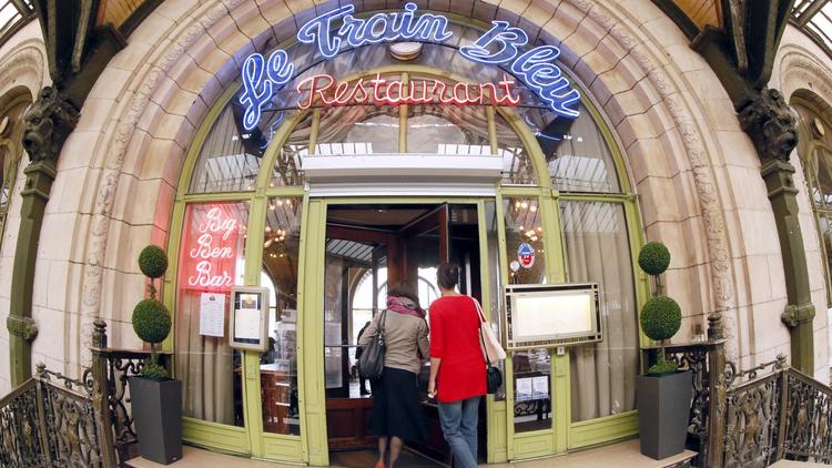 Des clients à l'entrée du restaurant "Le Train bleu" à la Gare de Lyon, à Paris, en 2012 [Patrick Kovarik / AFP/Archives]