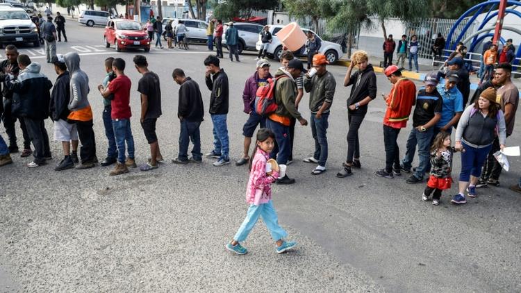 Des migrants d'Amérique centrale essayant de pénéterr aux Etats-Unis font la queue pour une distribution de nourriture à Tijuana au mexique le 15 novembre 2018 [ALFREDO ESTRELLA / AFP]