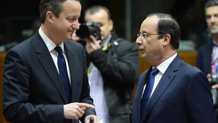 David Cameron (G) et François Hollande discutent le 21 mars 2014 à Bruxelles lors d'un sommet européen  [Alain Jocard / AFP/Archives]