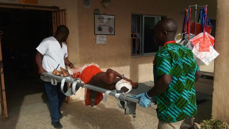 Une victime des attaques dans le nord-est du Nigeria portée par les secouristes à Maiduguri, au Nigeria, le 17 juin 2018  [AUDU MARTE / AFP]