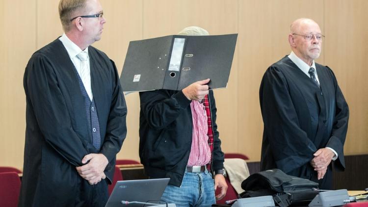 Le seul suspect d'un attentat raciste en Allemagne, aux côtés de ses avocats, le 31 juillet 2018 devant le tribunal de Düsseldorf qui l'a acquitté [Marcel Kusch / dpa/AFP]