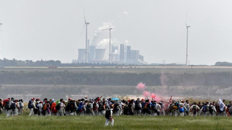 Des militants écologistes ont réussi à pénétrer sur le site de la mine de charbon de Garzweiler, dans l'ouest de l'Allemagne, le 22 juin 2019 [INA FASSBENDER / AFP]