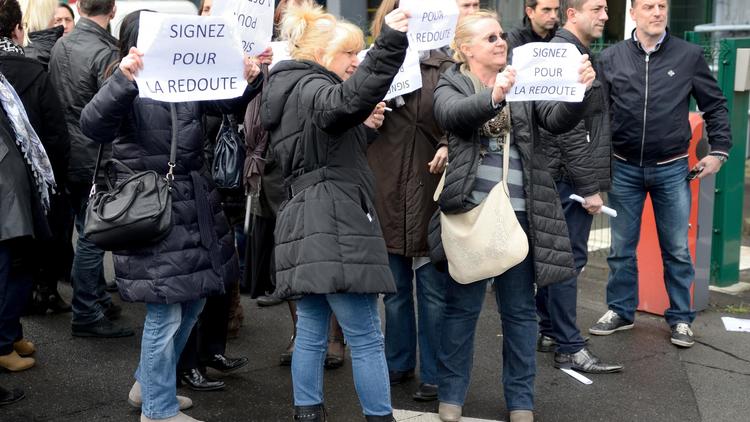 Des salariés de La Redoute manifestent pour la signature du protocole d'accord sur le plan social à Roubaix, dans le Nord, le 21 mars 2014 [Denis Charlet / AFP]