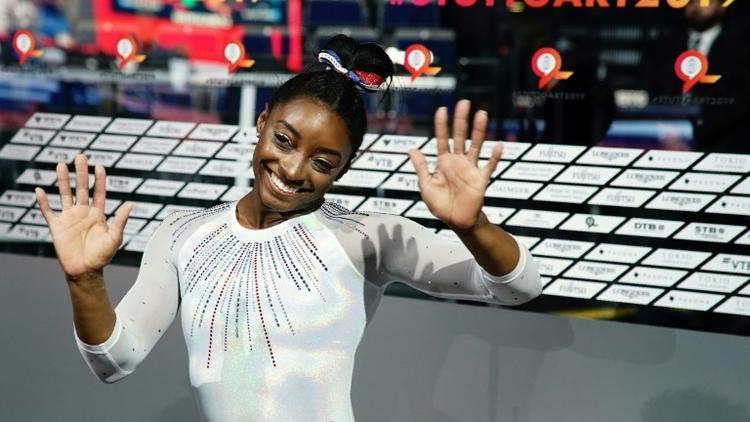 L'Américaine Simone Biles médaillée d'or au concours général, aux Mondiaux de gymnastique, à Stuttgart, le 10 octobre 2019 [Lionel BONAVENTURE / AFP]