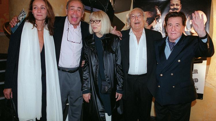 Le réalisateur des "Tontons flingueurs" Georges Lautner (2eD) pose entouré d'acteurs, le 12 septembre 2002 au cinéma Max Linder à Paris [Frederick Florin / AFP/Archives]