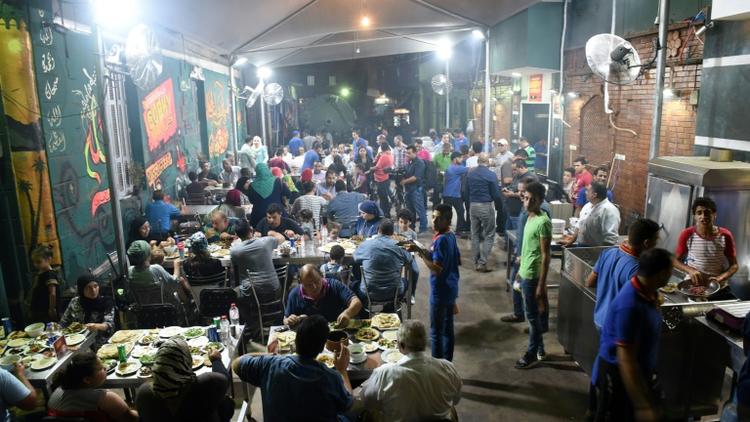 Des Egyptiens dînent dans un restaurant de la banlieue nord du Caire le 1er septembre 2015 [MOHAMED EL-SHAHED / AFP]