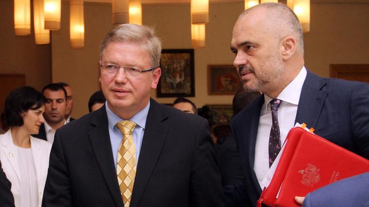 Le commissaire européen en charge de la politique de voisinage Stefan Fule et le Premier ministre albanais Edi Rama, lors d'une rencontre à Tirana le 4 juin 2014 [Gent Shkullaku / AFP/Archives]