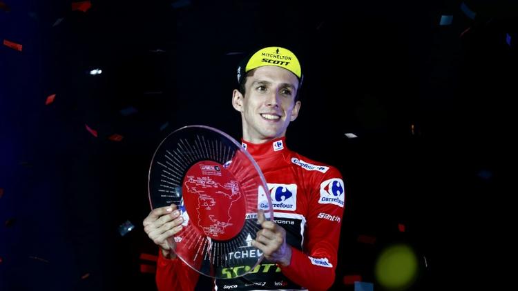 Le Britannique Simon Yates (Mitchelton-Scott) pose avec son trophée après avoir remporté la Vuelta, le 16 septembre 2018 à Madrid [BENJAMIN CREMEL / AFP/Archives]