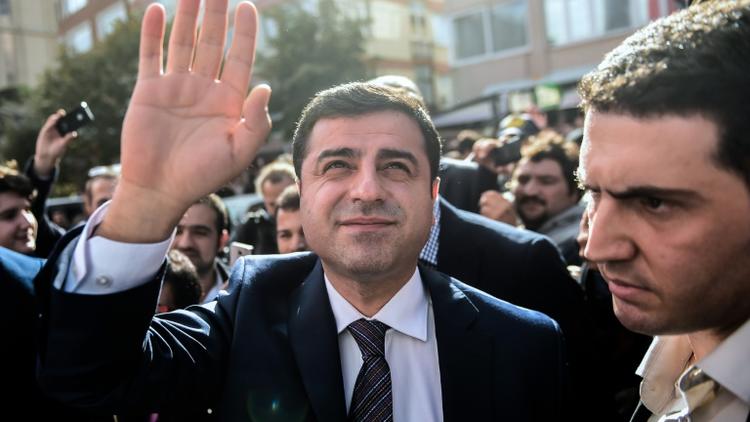 Selahattin Demirtas (C), chef du parti pro-kurde à Istanbul le 28 octobre 2015 [Ozan Kose / AFP/Archives]