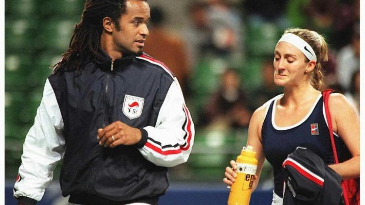 Yannick Noah, alors capitaine de l'équipe de France de Fed Cup, et Mary Pierce lors d'un match contre le Japon, le 1er mars 1997 à Tokyo [YOSHIKAZU TSUNO / AFP/Archives]