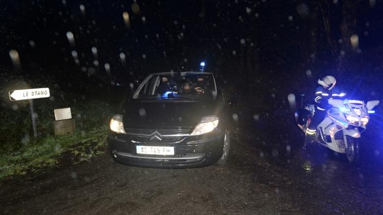 Le véhicule transportant Hubert Caouissin qui a reconnu avoir tué la famille Troadec,  à son arrivée le 8 mars 2017 à Pont-de-Buis pour l reprise des fouilles [FRED TANNEAU / AFP]