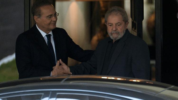 L'ex-président brésilien Luiz Inacio Lula da Silva et le président du Sénat brésilien Renan Calheiros, le 26 avril 2016 à Brasilia [ANDRESSA ANHOLETE / AFP/Archives]