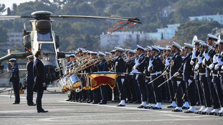 Emmanuel Macron devant des militaires de la marine à bord du navire Dixmude, dans la rade de Toulon, le 19 janvier 2018. [Anne-Christine POUJOULAT / AFP]