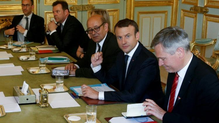 Le président Emmanuel Macron accompagné de Jean-Yves Le Drian, à l'Elysée le 21 juin 2017 [GEOFFROY VAN DER HASSELT / POOL/AFP]