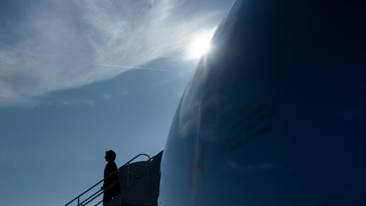Hillary Clinton arrive à l'aéroport Bob Hope de Burbank, en Californie, le 13 octobre 2016 [Brendan SMIALOWSKI / AFP]