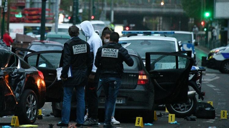 Des policiers à Colombes (Hauts-de-Seine) où un automobiliste a volontairement percuté deux motards de la police nationale, le 27 avril 2020 [FRANCK FIFE / AFP]
