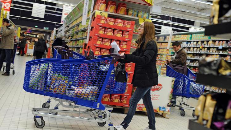 Faire ses courses dans un supermarché, le 28 novembre 2013 à Toulouse [Remy Gabalda / AFP/Archives]
