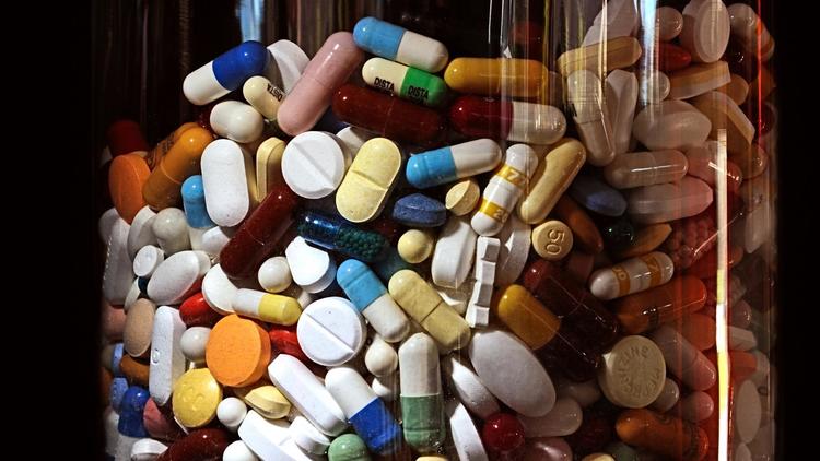 Quatre régions française ont lancé un appel à candidature pour trouver des pharmaciens volontaires prêts à délivrer des médicaments à l'unité, un test limité pour l'heure à certains antibiotiques [Philippe Huguen / AFP/Archives]