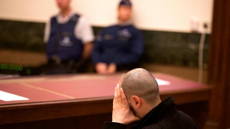 Un des membres de la cellule jihadiste démantelée de Verviers, lors de son procès à Bruxelles le 15 avril 2016 [NICOLAS MAETERLINCK / Belga/AFP/Archives]