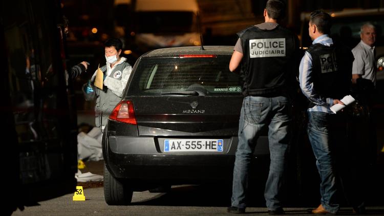 Des policiers enquêtent le 23 juin 2013 à Marseille après la mort d'un homme tué par balle [Anne-Christine Poujoulat / AFP/Archives]