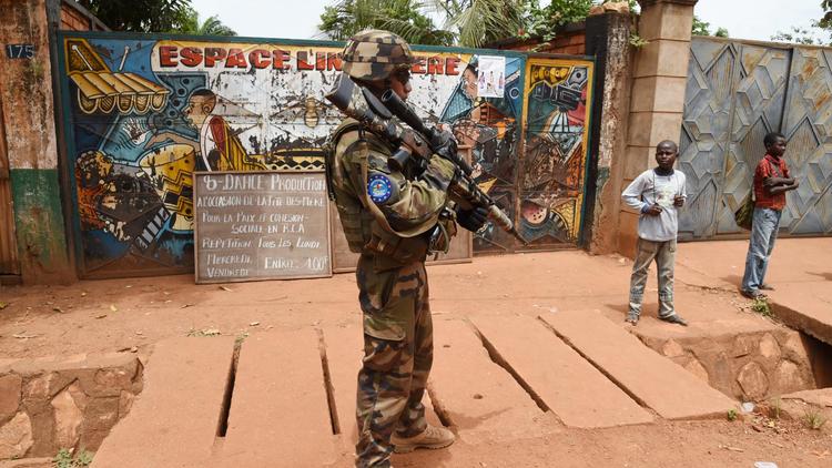 Un soldat de la force européenne Eufor dans une rue de Bangui (Centrafrique) le 8 mai 2014 [Issouf Sanogo / AFP/Archives]