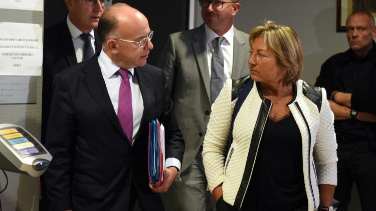Le ministre de l'Intérieur Bernard Cazeneuve et la maire de Calais Natacha Bouchart, le 2 septembre 2016 à Calais [FRANCOIS LO PRESTI / AFP]