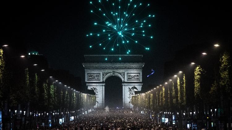 Les supporteurs français célèbrent la victoire des Bleus contre l'Allemagne lors de la demi-finale de l'Euro, sur l'avenue des Champs-Elysées, le 10 juillet. 