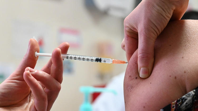 Le contrat de travail d'un soignant refusant la vaccination contre le Covid-19 sera suspendu selon les gouvernement français.