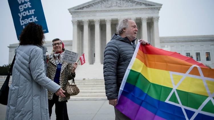 Les manifestants se retrouvent devant la Cour Suprême des Etats-Unis le 5 décembre avant l'audition d'une affaire emblématique mêlant discrimination et conviction religieuse  [Brendan Smialowski / AFP]