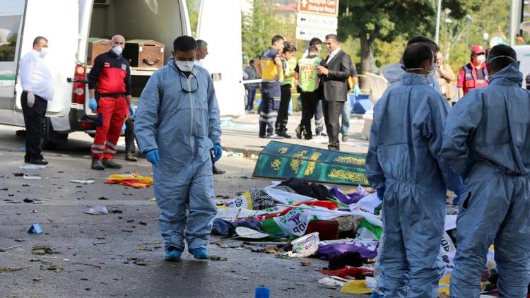 Des secouristes interviennent sur les lieux du double attentat qui a fait 86 morts à Ankara en Turquie, le 10 octobre 2015    [Adem Altan / AFP]