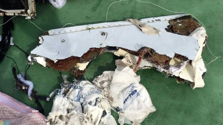 Photo obtenue sur la page officielle Facebook du porte-parole de l'armée égyptienne, montrant des débris trouvés en mer par les équipes de recherches de l'Airbus A320 d'EgyptAir  [HO / Egyptian military spokesperson's facebook page/AFP/Archives]