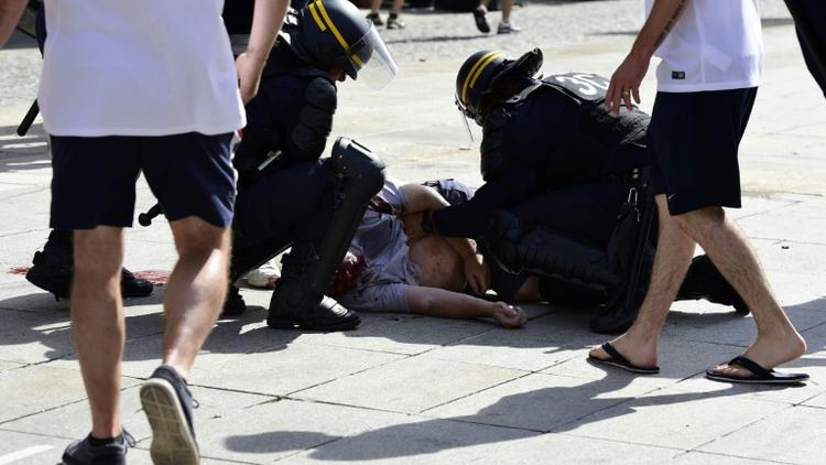 Le supporteur anglais Andrew Bache après avoir été frappé par un hooligan russe, lors de l'Euro le 11 juin 2016 à Marseille [TOBIAS SCHWARZ                       / AFP/Archives]