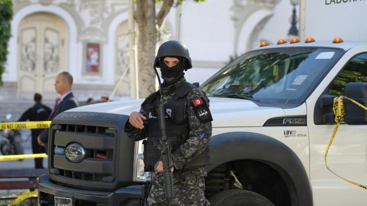 Un membre des forces de sécurité en garde sur le site d'un attentat qui a fait 20 blessés dont quinze policiers en plein centre de Tunis le 29 octobre 2018 [FETHI BELAID / AFP]