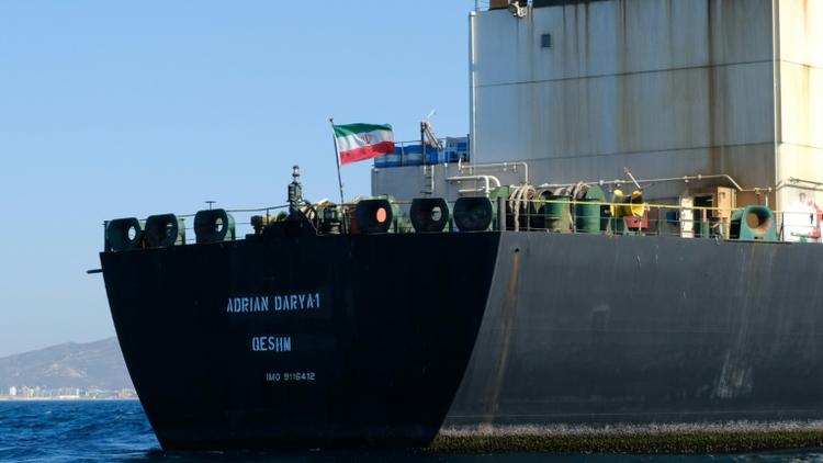 Un drapeau iranien flotte à bord du pétrolier Adrian Darya, connu auparavant sous le nom de Grace 1, au large des côtes de Gibraltar le 18 août 2019 [Johnny BUGEJA / AFP]